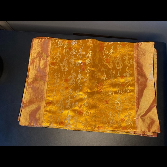 NWOT Asian Inspired Table Runner & Placemats Gold Black Satin Tassel. - Picture 5 of 6